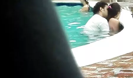 金持ちの男はベッドの上で両方の雌犬を打つ(FFM) 一徹 アダルト