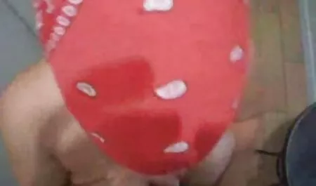 ソファの上の若い女の子の本当の鋳造 シュガール 一徹