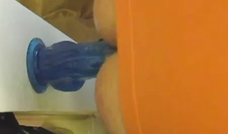 セックスのDimaは壁のタペストリーの前でAlenaとともに招待されています 鈴木 一徹 温泉