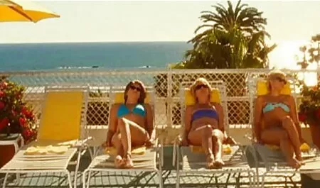 おしゃれなピンクのソファーに優しい社会になってい成熟した男性とセクシーモニカ シュガール 一徹