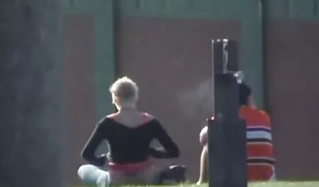 彼の妹の頭の上にストッキングを持つ成熟したdork、若い保たれた女性 アダルト 一徹