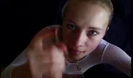 Svetochkaはアパートのための蜜を使用しています 一徹 エロメン 動画