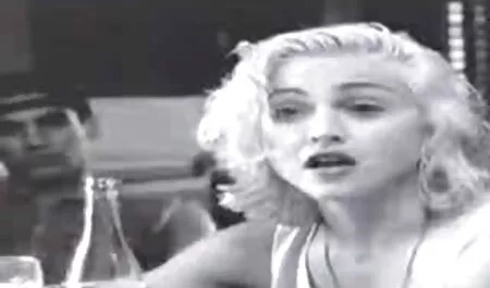 モデルスキニー十代のアリアスカイは熱狂的にポルノ映画の申し出を受け入れた エッチ 動画 一徹