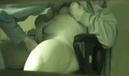 彼女の背中に蝶の入れ墨を持つ細い女の子とのセックス 鈴木 一徹 女性 の ため の