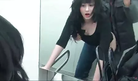 黒髪の女の子の覆われた友人のための性別 アダルト ビデオ 一徹