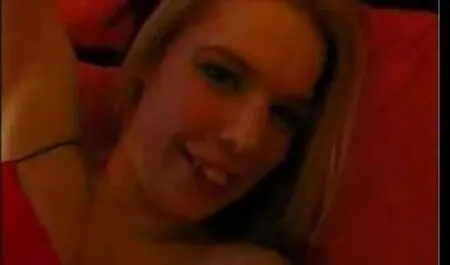 スキニー金髪女の子とかき滑りKiaraコールfucks彼女の友人のソファ 一徹 えろ